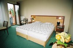 Töltsék pihenéssel-kikapcsolódással-feltöltődéssel a húsvéti hosszú hétvégét a gunaras-dombóvári Hotel Európában! Április 19. (szombat) április 22. (kedd) között a 4 napos/3 éjszakás szállás és félpanziós csomag ára két felnőttnek 44.400 Ft. Április 19. (szombat) április 21. (hétfő) között a 3 napos/2 éjszakás szállás és félpanziós csomag ára két felnőttnek 29.900 Ft. 