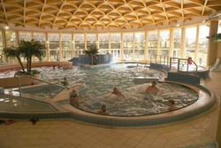 TB-támogatással megvásárolt gyógykezelések esetében a Bükfürdői Gyógy- és Élménycentrum TB-s vendégei félárú belépőt vásárolhatnak az élményfürdőbe hétfőtől csütörtökig.  