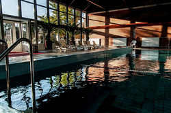 Kétezer darab akciós, öt alkalomra szóló fürdőbérletet bocsát ki a Sóstó-Gyógyfürdők Zrt. a nyíregyházi nyugdíjasoknak. A 180 napig érvényes bérleteket március 4-étől vásárolhatják meg regisztrációval a fürdők jegypénztáraiban. Ezerötszáz bérlet a Júlia fürdőbe és a Fürdőházba, ötszáz pedig az élményfürdőbe érvényes, az árkedvezmény átlagban megközelíti az 50 százalékot.  