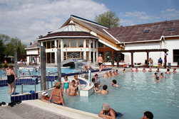 A „Hétindító Árcsobbanás” elnevezésű akció keretében bizonyos napokon hétfőnként 1300 forintért válthatnak belépőt a fürdőzök a mezőkövesdi Zsóry Gyógy- és Strandfürdőbe. 