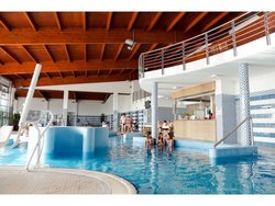 Május 10-ig 10 százalék kedvezményt adnak a Borbála Fürdő belépőjegyeiből, és térítésmentes lesz a szauna. A bérletes vendégek minden belépénél egy plusz szaunajegyet kapnak, amelyet 2015. december 31-ig használhatnak fel. A vendégeket ezzel kárpótolják az ideiglenes kényelmetlenségért.   