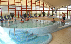 Ha Karcagon pihen, éljen a kedvezményes ajánlattal: 1 db frisítő masszázs, 1 db szaunajegy, 1 db fürdőbelépő ára mindössze 2500 forint!  