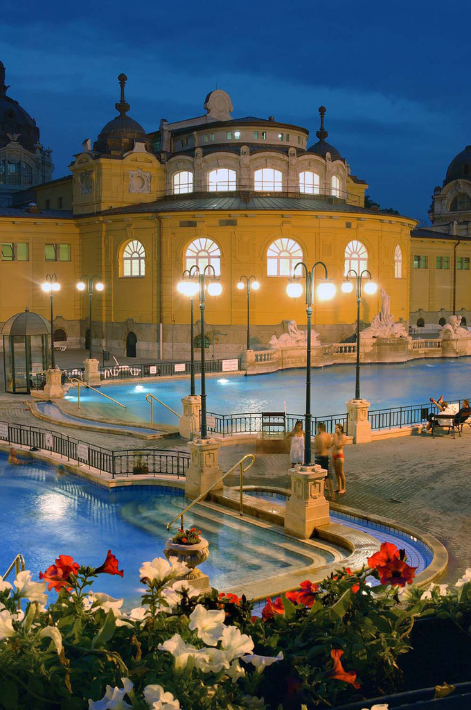 Széchenyi Gyógyfürdő Budapesten - éjszakai fények