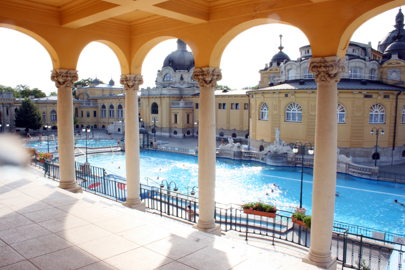 Széchenyi Gyógyfürdő Budapesten - fürdő a teraszról