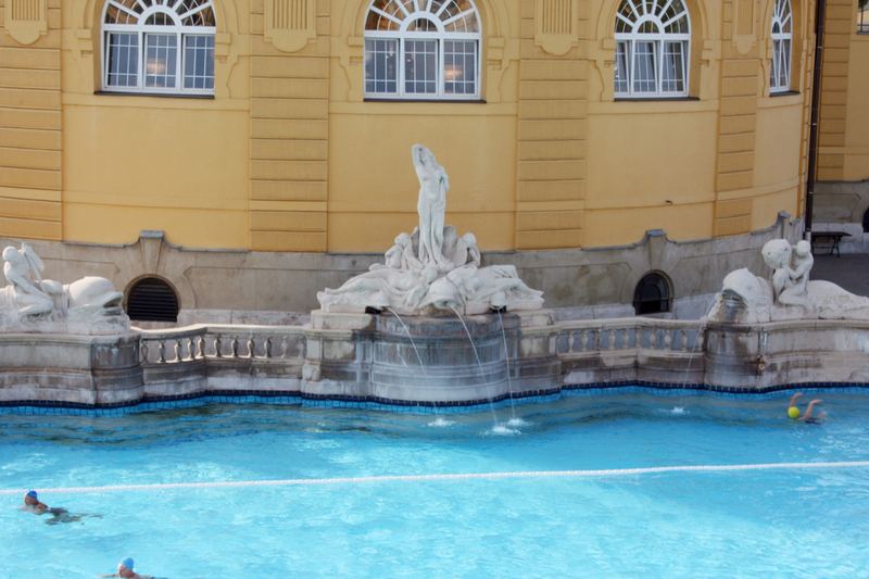 Széchenyi Gyógyfürdő Budapesten - medence szökőkúttal