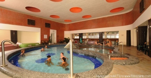 Hunguest Hotel Flóra Gyógyszálló és Gyógyfürdő Egerben - belső medence