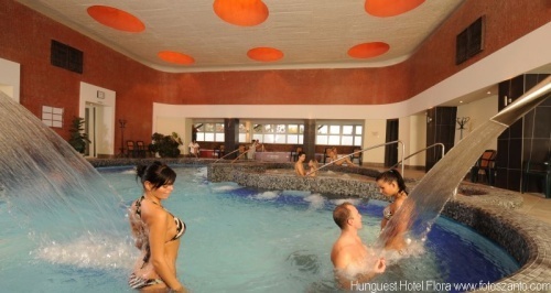 Hunguest Hotel Flóra Gyógyszálló és Gyógyfürdő Egerben - élménymedence