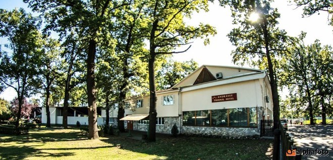 Andrássy Thermál Hotel Jászapátiban - épület és környezet