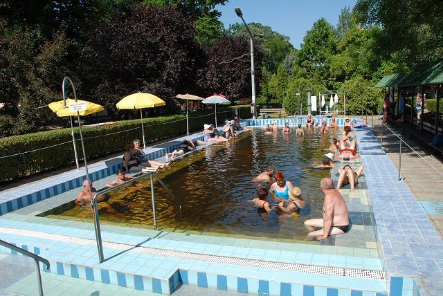 Tölgyes Gyógyvizű Strandfürdő Jászapátiban - gyógyvizes medence