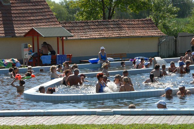 Tölgyes Gyógyvizű Strandfürdő Jászapátiban - medence