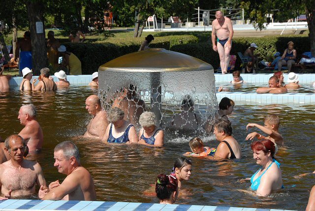 Tölgyes Gyógyvizű Strandfürdő Jászapátiban - élménymedence