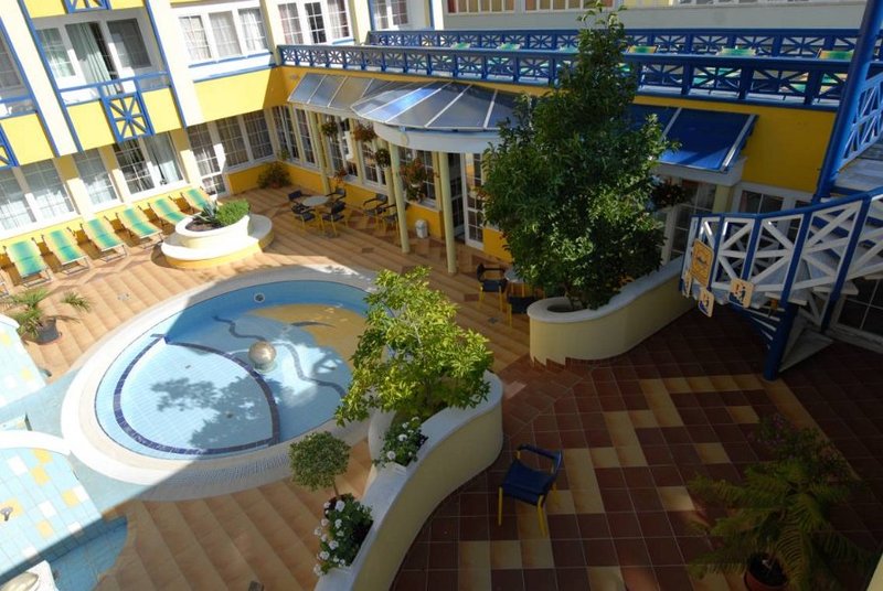 Hotel Rudolf Terápia Hajdúszoboszlón - medence és udvar