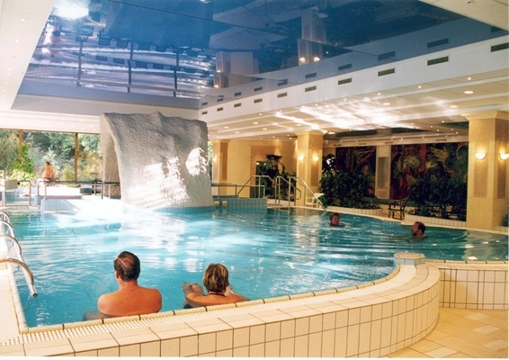 Danubius Health Spa Resort Margitsziget**** Superior Budapesten - gyógymedence