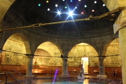 Budapest lett a világ második legjobb város a vezető amerikai utazási magazin, a Conde Nast Traveller internetes szavazásán. A magyar főváros több mint 86 ezer szavazatot kapott, alig maradva le a győztes Firenzétől a 25 városból álló listán. A kiváló eredményt többek között egyedülálló fürdőkultúrájának köszönheti.  