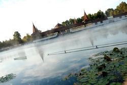 A fürdők vendégforgalma a tavalyi 37,9 millió után idén elérheti a 40 milliót – mondta Ruszinkó Ádám, a Nemzetgazdasági Minisztérium turizmusért felelős helyettes államtitkára. Hangsúlyozta: a magyarországi turizmusnak európai szinten is versenyképesnek kell lennie. Készül a tíz évre szóló nemzeti turizmusfejlesztési koncepció, prioritásként kezelve a kutatás, a termékfejlesztés, a fogadóképesség és infrastruktúra, az oktatás, a szabályozás, a finanszírozás kérdéseit.    