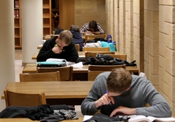 Egészségügyi szervező alapképzést indít a Budapesti Kommunikációs és Üzleti Főiskola (BKF) a Semmelweis Egyetemmel (SE) együttműködésben. A képzés sajátossága, hogy több szakterület tudását adja át a hallgatóknak: a végzettek olyan szakemberek lesznek, akik egyszerre értik majd az orvost, a pénzügyi szakembert és a marketingest.