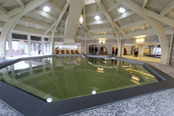 Csaknem egymilliárd forintos beruházással megújul a debreceni Aquaticum Termál és Wellness Hotel. A fejlesztés első üteme befejeződött, az egyik épületszárny felújított szobáit mrácius 24-én adták át – jelezte Fazekas Lajos, a szállodát működtető Debreceni Gyógyfürdő Kft. ügyvezetője.  