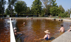 Az önkormányzat sikeres pályázata alapján európai uniós támogatással 447 millió forintos fejlesztés kezdődött Mezőtúr központjában, amitől élhetőbb várost és a település idegenforgalmi vonzerejének növelését várják.  A városi strandfürdő fedett uszodája új épületrészt kap, amelyben egy-egy gyermek- és gyógymedencét alakítanak ki, utóbbinak köszönhetően a mozgásszervi, nőgyógyászati és reumatikus panaszok orvoslására alkalmas gyógyvíz a téli időszakban is élvezhető lesz. A bővítés műszaki fejlesztése lehetővé teszi a gyógyvíz hőjének hasznosítását is.  