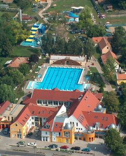 A háromcsillagos szállóban 28 szoba és 57 férőhely lesz - mondta el Berta Zsolt, a projektcég, a Móra-Art Kft. ügyvezetője. A Szent Erzsébet Mórahalmi Gyógyfürdő közvetlen szomszédságában épülő Elixír Medical Wellness Hotel az egészségturisztikai szolgáltatásokra fókuszál majd, és félúton lesz a gyógy- és a wellness szállodák között. 