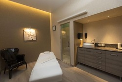 Átadták a felújított gyógyászati részleget a Danubius Health Spa Resort Hévíz szállodában. A 3,5 hónapos átalakítási munkálatok befejezése után a jelen kor igényeinek megfelelő elektroterápiás és masszázs részlegen fogadják a vendégeket. A korábbi, paravánnal elválasztott fülkék helyett modern berendezésű, a 4* superior minősítésnek megfelelő különálló kabinokat alakítottak ki.  