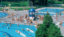 Az idei strandszezonban elsőként, május 1-jén a Dagály és Palatinus strandfürdő nyitotta meg kapuit a budapesti strandok közül, ekkor indul a hullámszolgáltatás a Gellért fürdőben, ahol már április közepétől nyitva van a strandterület - közölte a Budapesti Városüzemeltetési Központ Zrt. az MTI-vel. 