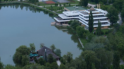 Négycsillagos egészségturisztikai hotel épül Székesfehérváron, a csónakázó tó partján – közölte az önkormányzat kommunikációs központja. Az MTI értesülései szerint a beruházás összköltsége hárommilliárd forint. 