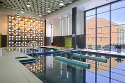 Új szárnnyal bővült a Paksi Gyógyászati Központ. Az 1,3 milliárd forintból épült épületben gyógyfürdő és mozgásszervi ellátások kaptak helyet. A bővítés lehetővé tette, hogy több szakrendelés a korábbinál korszerűbb épületbe költözzön. A létesítmény elsősorban Paks és a térség lakossága egészségi állapotának javítását szolgálja, nem egy „wellnessközpont”. 