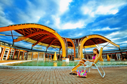 Csaknem 200 ezer belépőt értékesítettek az év első négy hónapjában a Bükfürdői Gyógy- és Élménycentumban. A folyamatos fejlesztés és a struktúraváltás, az egyes szolgáltatási egységek különválasztása beváltotta a hozzá fűzött reményeket, hiszen 2011-ben 153 ezer, a következő évben 187 ezer, 2013-ban 182 ezer belépőt értékesített a társaság az első négy hónapban – mondta Láng Veronika, a Büki Gyógyfürdő Zrt. marketingvezetője. 