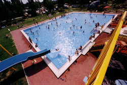 A medencés fürdőkkel kapcsolatos szabálytalanságokról adott ki közleményt az ÁNTSZ a 2014. május 31-ig elvégzett ellenőrzések alapján. Eszerint a súlyos szabálytalanság ritka, de a medencés fürdők fel tavaly felmerült valamilyen kifogás.  