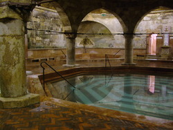 Megkezdődött a Rudas Gyógyfürdő komplex energetikai felújítása, a korszerűsítéssel és az új berendezések üzembe helyezésével évente több mint 5 millió forintot takarít meg a gyógyfürdőt üzemeltető cég, és jóval kevesebb szén-dioxid kerül a levegőbe - közölte a Budapest Gyógyfürdői és Hévizei (BGYH) Zrt. 