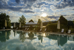 Az arthitectural.com online építészeti- és dizájnmagazin beválogatta a világ 10 leglenyűgözőbb medencéje közé a tiszafüredi, négycsillagos Hotel Balneum Tisza-tóra néző medencéjét.  