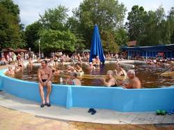 A téli fürdőzésnek helyet adó fedett fürdő felújítása és egy élményelemes ifjúsági medence építését szolgáló, 550 millió forint értékű beruházás kezdődött a gyógyvizéről ismert Berekfürdő termál- és strandfürdőjében. Ez a település történetének legnagyobb fejlesztése. 