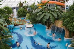 Befejeződött a debreceni gyógyfürdő és a termálszálló több mint 2,5 milliárd forintos felújítása. A nagyerdei víztorony most kezdődő és a strandfürdő következő pályázati ciklusban tervezett felújításával teljesen megújul majd a debreceni Nagyerdő. Eddig több mint 20 milliárd forintot fordítottak a Nagyerdő felújítására: elkészült az új stadion, a ködszínház, a szabadtéri színpad, a parkerdő korszerűsítése, és most befejeződött az Aquaticum termálfürdő és termálhotel teljes megújítása. 