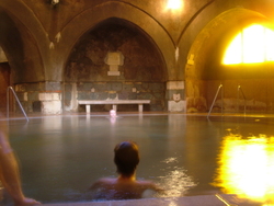 November 15-től megvásárolhatóak a Budapest gyógyfürdőibe szóló kedvezményes éves, féléves és negyedéves bérletek. Érdemes elgondolkozni a megvásárlásukon, hiszen aki megteszi, a következő évre törzsvásárlóvá válik, és újabb kedvezményeket kap, ráadásul a fürdők átjárhatóak is.  