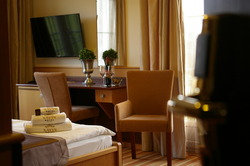 Kibővült a Bock Hotel Ermitage: a négycsillagos szálloda 334 millió forintból kialakított új szárnyát Semjén Zsolt miniszterelnök-helyettes és Varga Mihály nemzetgazdasági miniszter avatta fel Villányban.  