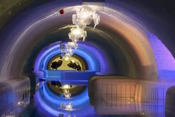 Közép-Európa legnagyobb barlangfürdője egy nyolc éve tartó beruházás újabb állomása. A 760 méter hosszú barlangrendszerben többek között 1500 négyzetméter vízfelület és egy 24 méter átmérőjű és 25 méter mély, hegybe süllyesztett csúszdatorony várja a vendégeket.  