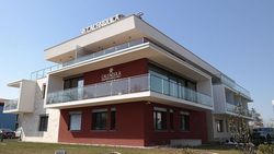 Új, 13 szobás, négycsillagos ayurvédikus gyógy- és wellness-szállodát adtak át Siófokon pénteken, ami a már meglévő Calendula gyógyszálló bővítéseként, több mint 735 millió forint ráfordítással, 515 millió forint uniós támogatással épült meg. 