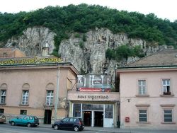 Új villamos-megállóhely építése kezdődött Budapesten a Szent Gellért rakparton, a Rudas fürdő épülete előtt.   