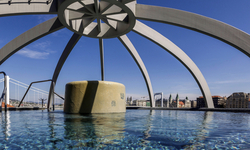 A budapesti Rudas Gyógyfürdő és Uszoda kapta meg elsőként a fürdővédjegyet, amit 12 minősített fürdő 21 szolgáltatóegysége közül érdemelt ki – jelentette be Ruszinkó Ádám, a Nemzetgazdasági Minisztérium (NGM) turizmusért felelős helyettes államtitkára a védjegy átadásakor. 