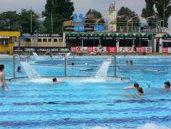 Május elsején elindult a strandszezon: a budapesti strandok sorában elsőként a Dagály és Palatinus Strandfürdő nyitotta meg kapuit.  A Csillaghegyi és a Paskál Strandfürdő május 30-án nyit, a Róma Strandfürdő május utolsó napján, a Pünkösdfürdői Strandfürdő pedig június 6-án. 