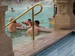 Pünkösdvasárnap és -hétfőn a budapesti gyógyfürdők vasárnapi nyitva tartás szerint üzemelnek.  