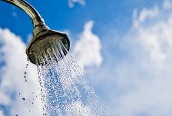 Az uniós és a magyar fürdőhelyek esetében is elmondható, hogy túlnyomó többségük vízminősége kiváló - derült ki az Európai Bizottság és az Európai Környezetvédelmi Ügynökség jelentéséből. Uniós szinten a több mint 21 ezer vizsgált fürdőhely 95 százaléka eleget tesz a minimális vízminőségi előírásoknak, 83 százalékuk a kitűnő minősítést is elérte. Van azonban néhány magyar fürdő, amit nem ajánlatos felkeresni.  