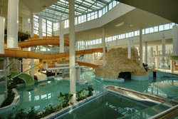 A termálkutakból „melléktermékként” feltörő gázt szeretné elektromos árammá alakítani a Gyulai Várfürdő Kft., amely a napokban vette át az Európai Fürdőszövetség 2015-ös innovációs különdíját – tájékoztatta a vállalat közleményben az MTI-t. 