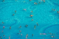 A megtelt táblát ugyan egyetlen budapesti strandon sem kellett kitenni, de szombaton 26 ezer, vasárnap 17 óráig pedig 31 ezer látogatója volt a kánikulában a fővárosi fürdőknek - közölte a Budapest Gyógyfürdői és Hévizei Zrt. értékesítési igazgatója. 