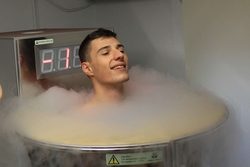 A krioszauna a hagyományos szauna ellentettje, amikor a szervezetet nagyon rövid időre (1-3 percre) -120 °C és -170 °C közötti hőmérsékletnek teszi ki. Rendkívül széles skálán fejti ki jótékony hatásait: többek között a reumatológiai és gerincproblémákkal, valamint a neurológiai, kozmetológiai, kardiológiai, nőgyógyászati problémákkal küzdők számára is ideális kiegészítő terápia.    