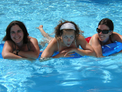 Rekordforgalommal zárták az idei nyári szezont a budapesti strandok. A hat strand május 1-je és augusztus 31-e között 700 ezer vendéget fogadott, ami a tavalyi esős nyárhoz képest 43 százalékos növekedést jelent – közölte a Budapest Gyógyfürdői és Hévizei Zrt. (BGYH). 