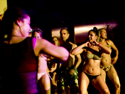 Az Aquaworld Budapest ajánlata: „Csobbanjunk együtt az éjszakába! Kapd fel a strandpapucsod, markold meg a törölköződ, és tarts velünk egy felejthetetlen éjszakai Fürdő Party-ra! Sztár DJ, tánc show, hűs koktélok, fényshow és fürdőzés hajnalig!