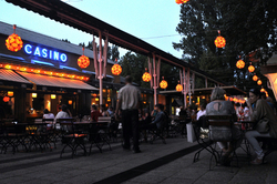 Különböző felületeken és technikákkal elevenítik meg Ybl Miklós egykori, mára elpusztult margitszigeti építményeit július 6-án, vasárnap az Ybl-emlékév keretében szervezett építészeti programon a Holdudvarban. 