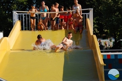 Augusztus 23-án a zenekarok egész nap véletlenszerű helyszíneken bukkannak fel  a strand területén, és amerre járnak, feldobják a hangulatot…  