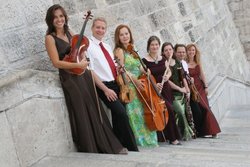 A PRESTO Kamaraegyüttes 2014. december 14-én 13.30 órakor adventi koncertet ad a Gellért fürdő aulájában.  